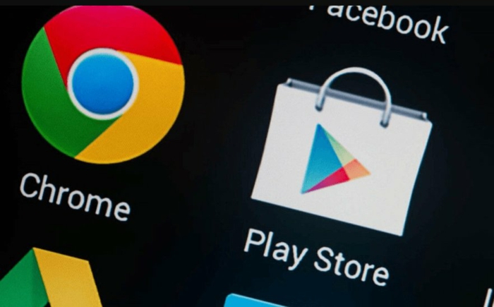 ein Icon mit dem Logo von Google Play Store neben Google Chrome auf schwarzem Hintergrund