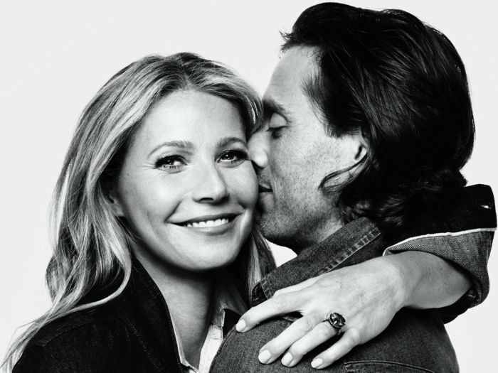 Gwyneth Poltrow, ein schwarz weißes Foto von ihr und ihrem Ehemann Brad