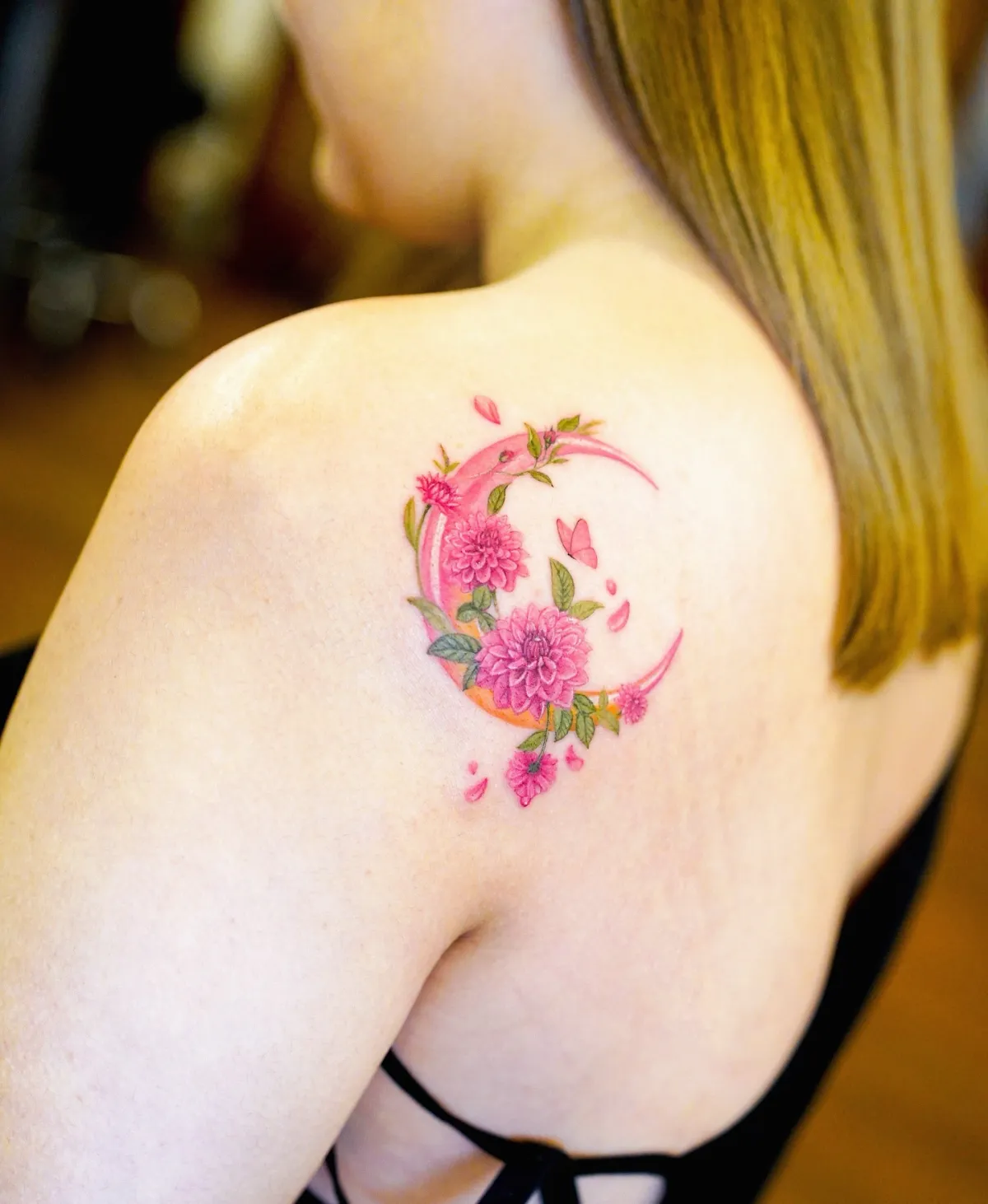 halbmond tattoo mit blumen und schmetterlingen traumfänger rosa