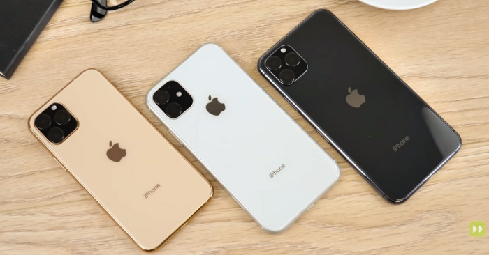drei iPhone in verschiedenen Farben mit dem Zeichen von Apple, auf einem schönen Schreibtisch