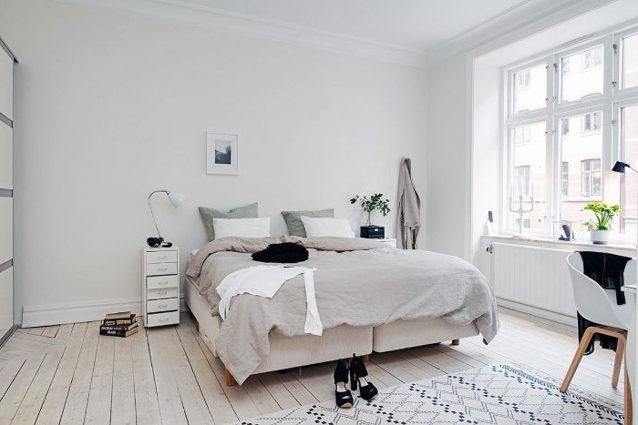bilder schlafzimmer, ein großes graues zimmer im skandinavischen stil, teppich, zimmer gestaltung idee