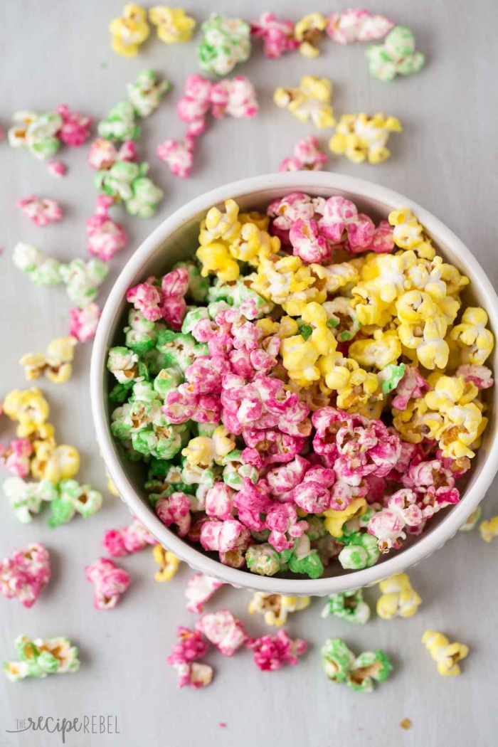 kalorienarme snacks ideen, popcorns in unterschiedlichen farben, kindergeburtstag essen