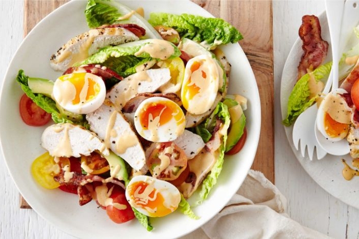 rezepte mit hackfleisch, salat ideen, eier und hähnchen fillet in einer schüssel mit salat