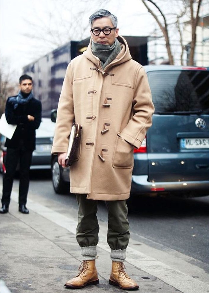 französische mode online shop, beiger mantel, mode für männer, graue haare, jeans grün