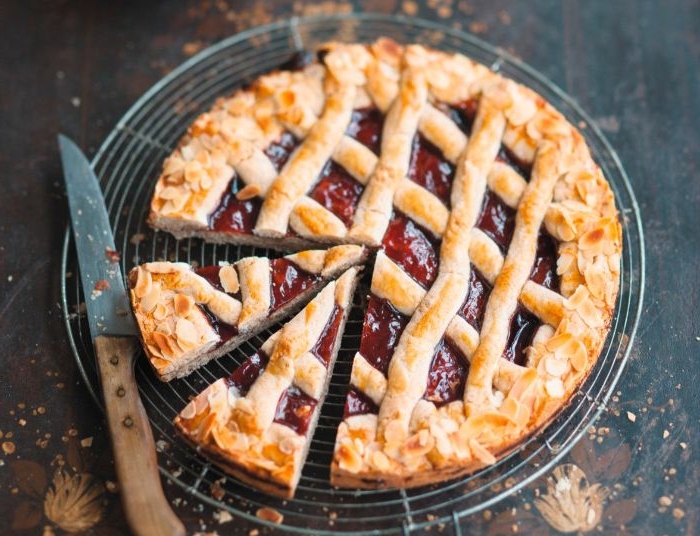 linzer torte, ein tolles gebäck idee in bild, teigwaren mit früchtiger füllung unf mandeln