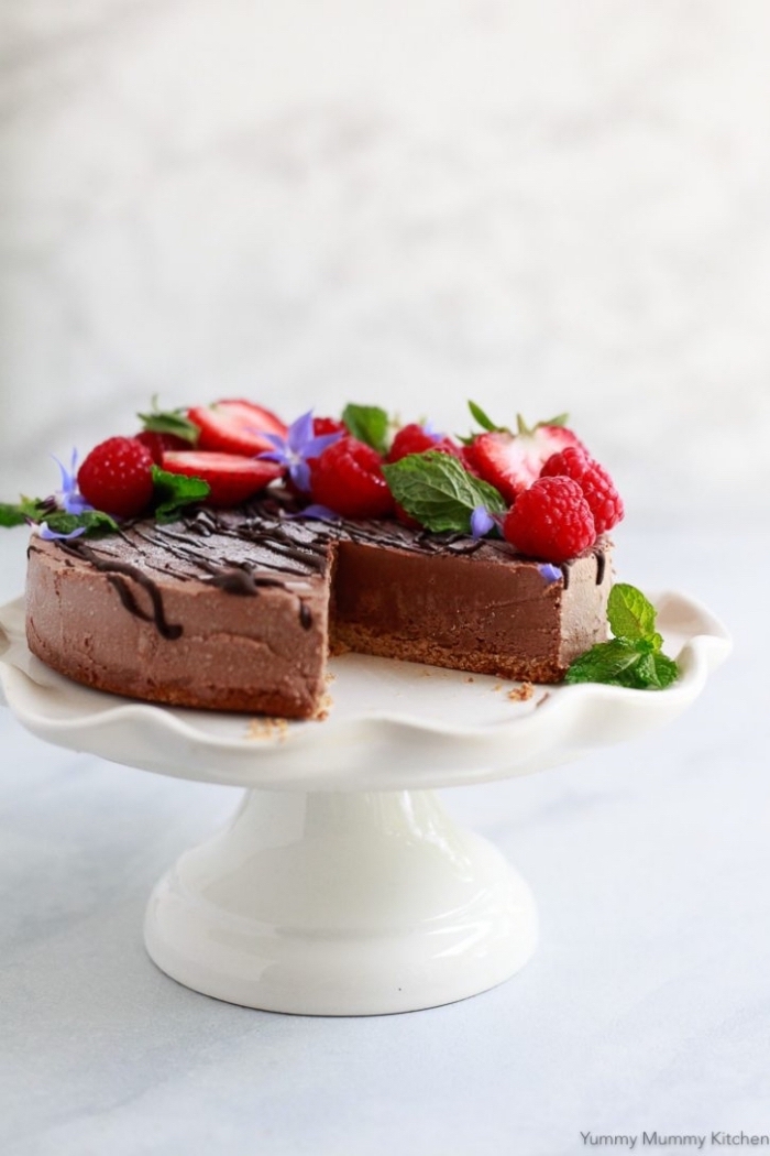kuchen mit keksboden, vegane torte mit schokolade und erdbeeren, schokoladenkuchen