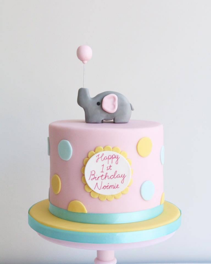 kinderparty ideen, kuchen zum 1 geburtstag, torte mit fondant dekorieren, kleiner elefant