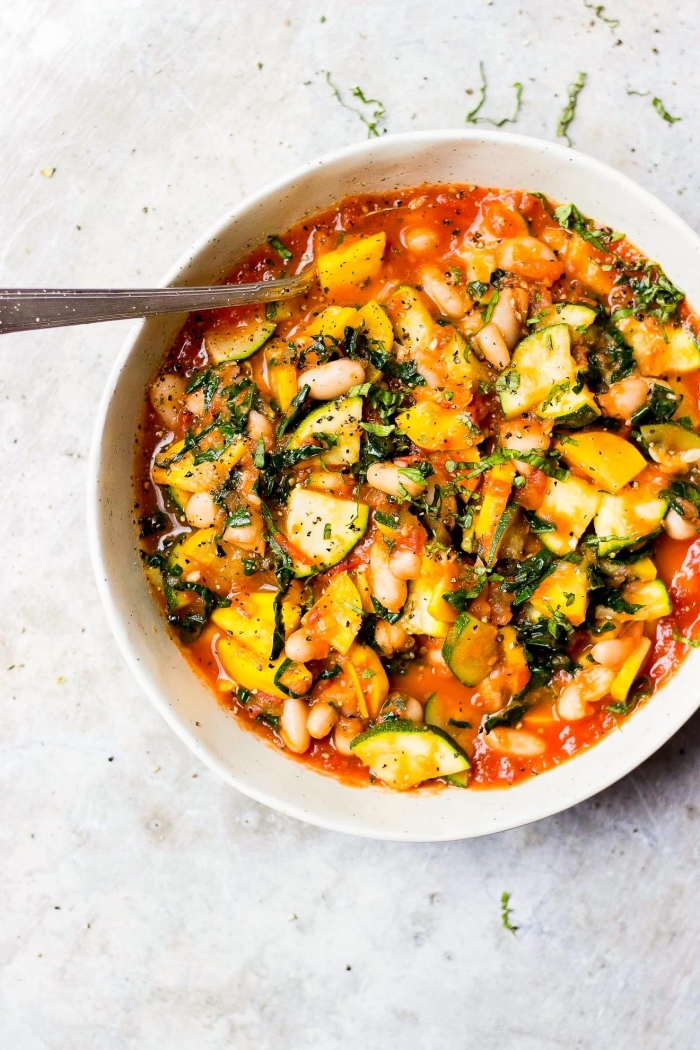 leckere vegetarische gerichte, suppe mit tomaten, zucchini und bohnen, abendessen gesund