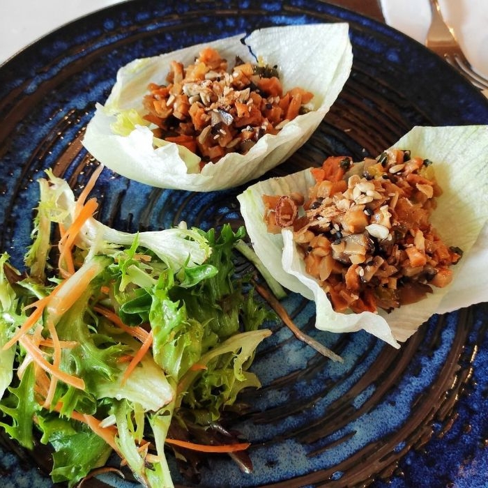 schnelle rezepte mittagessen, grünsalat, fleisch und salat als beilage, kreative idee für keto diät