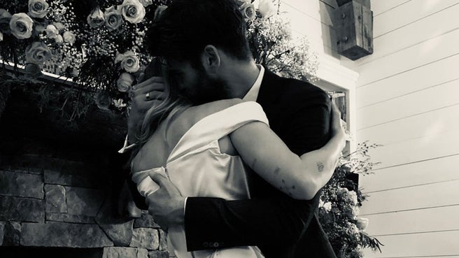 ein Foto von der Hochzeit von Liam Hemsworth und Miley Cyrus, ein schwarz-weißes Foto