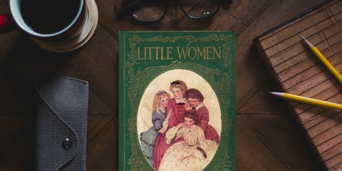 ein grünes Buch auf einem Schreibtisch, Little Women ist ein Bestseller