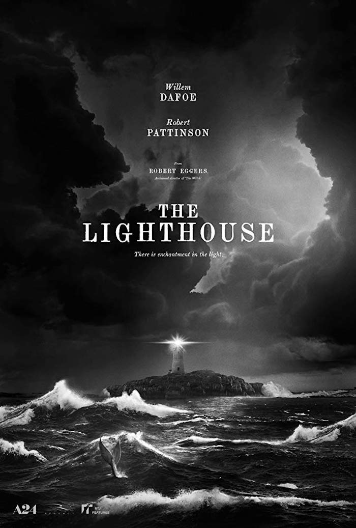 der poster zu dem film the lighthouse, meer mit schwarzen wellen und eine insel mit weißem leuchtturm