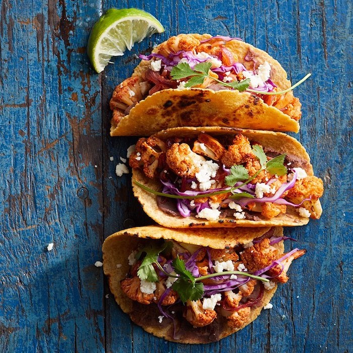 Vegan Tacos selber machen, mit Blumenkohl und Rotkohl, mit frischer Petersilie und Limettensaft servieren 