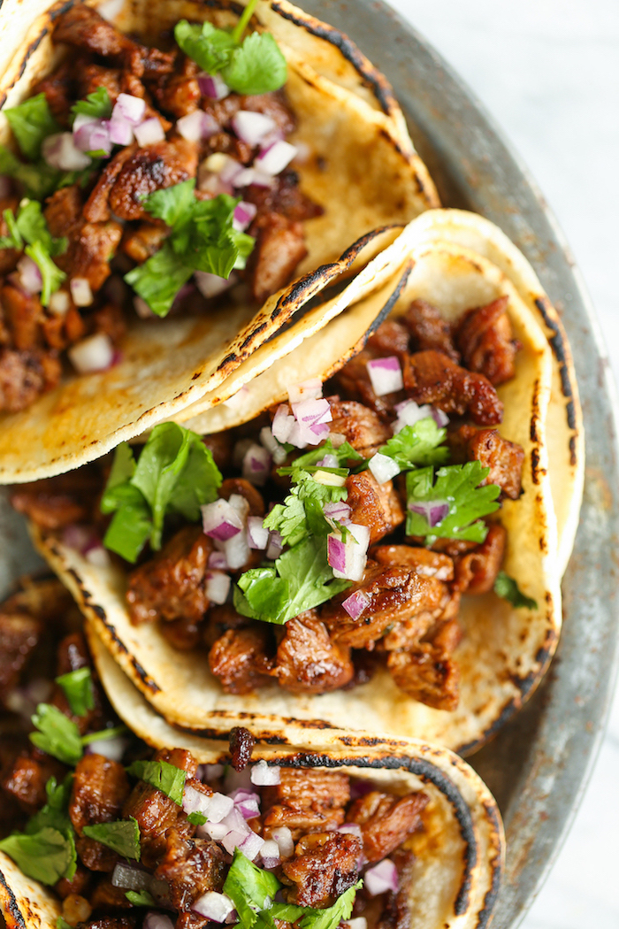 Tacos mit Rindfleisch, roter Paprika und frischer Petersilie, schnelle Fingerfood Rezepte 