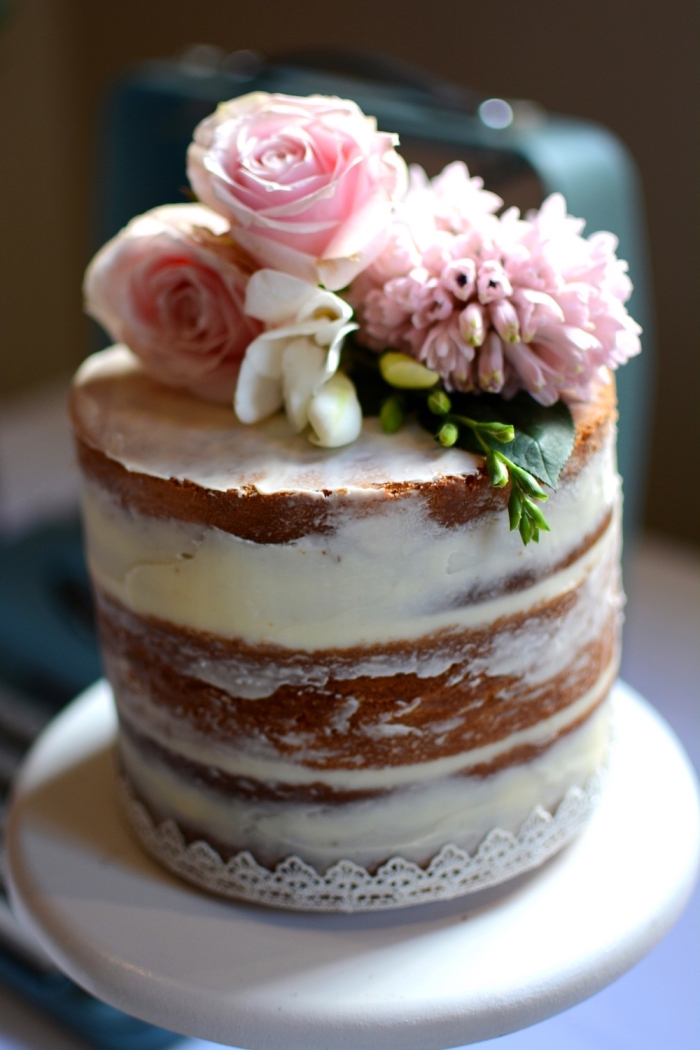 naked cake hochezitstorte, kleien torte mit füllung aus mascarponne dkeoriert mit blüten