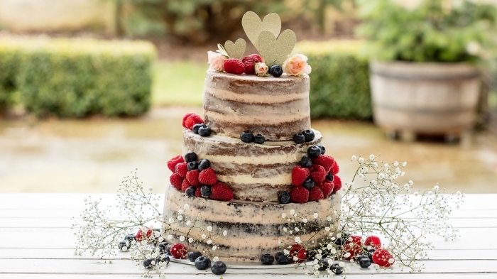 naked cake hochzeitstorte, torte 3 stöckig, füllung mit mascarpone, früchte, blaubeeren, himbeeren