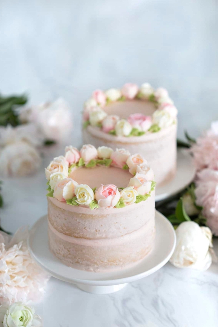 naked cake hochezitstorte, torten 20 cm, hochzeitskuchen dekoriert mit rosa creme und blüten