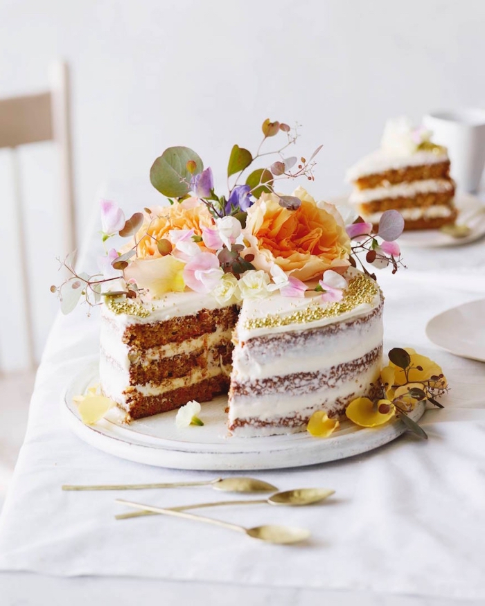 naked cake, eifnaches rzeept, torte mit früchten, gebrurtstagskuchen backen, tortendkeo mit blüten