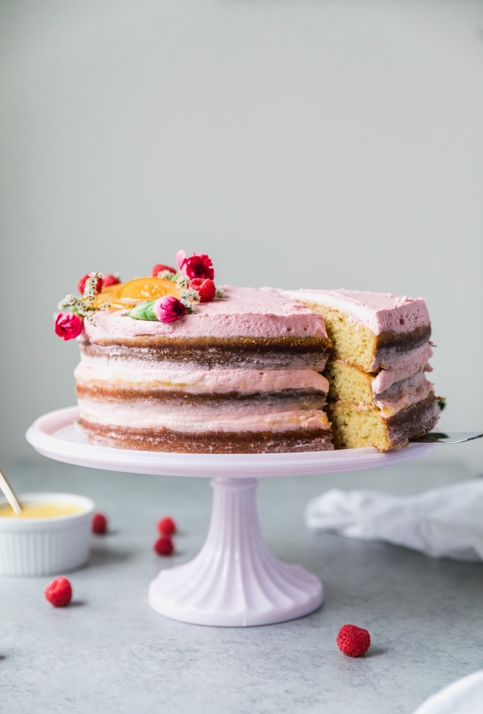 naked cake, einfache torte mit himbeeren, rosa sahne, geburtstagstorte sleber machen