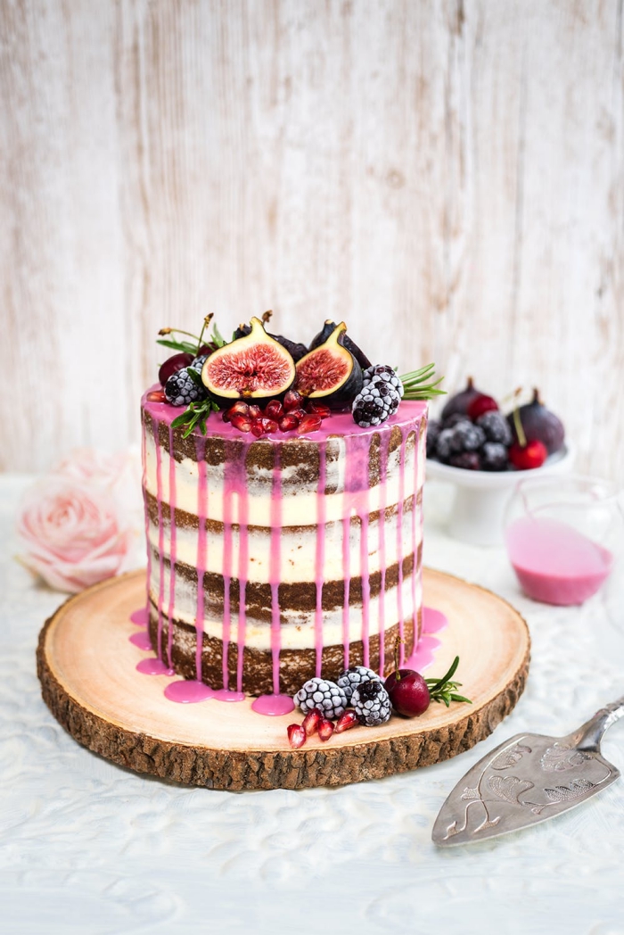 naked cake, tortendeko ideen, torte mit schokoladenboden und mascarpone dekoriert mit rosa glasur und früchten