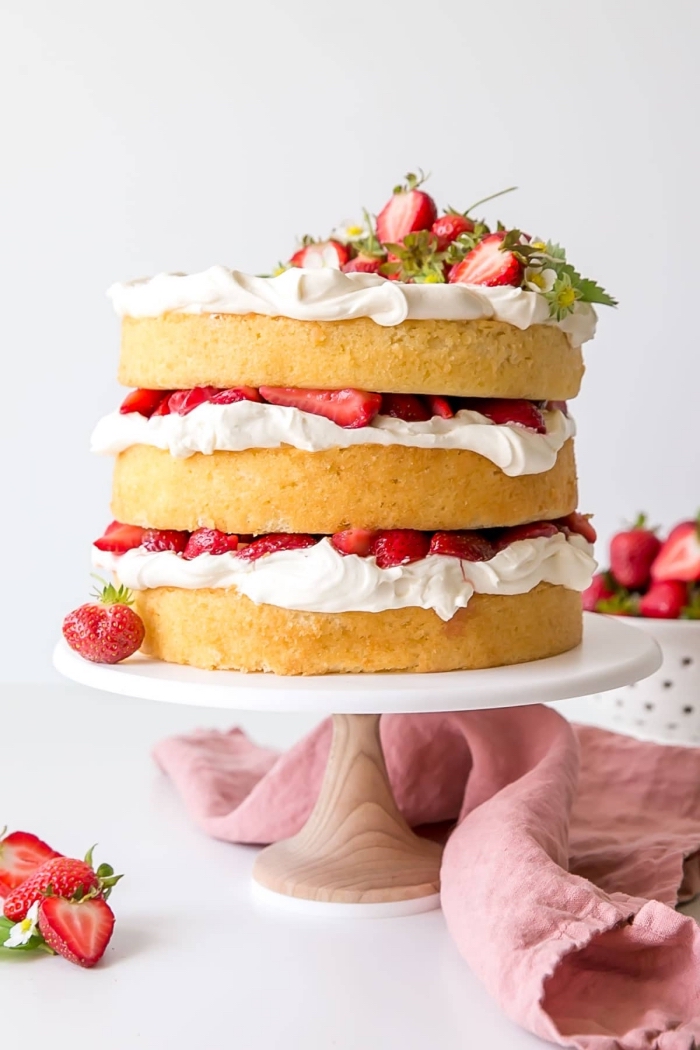 naked torte mit erdbeeren, weiße sahne, vanileboden, sommerdessert ideen, nachtisch