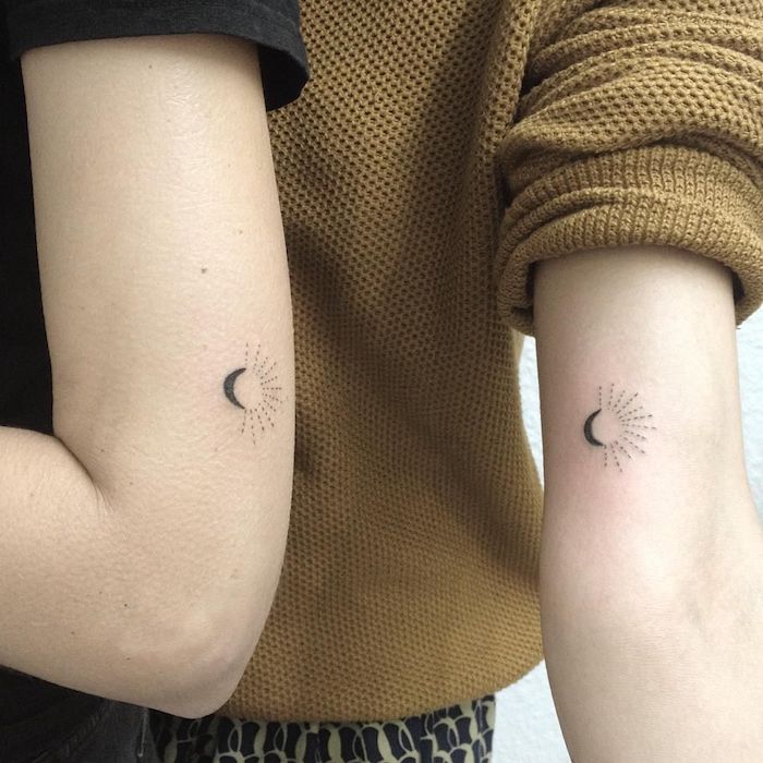 Coole Partner Tattoos, kleine Tattoos Sonne und Halbmond, Tattoos für Paare als Symbol für Liebe 