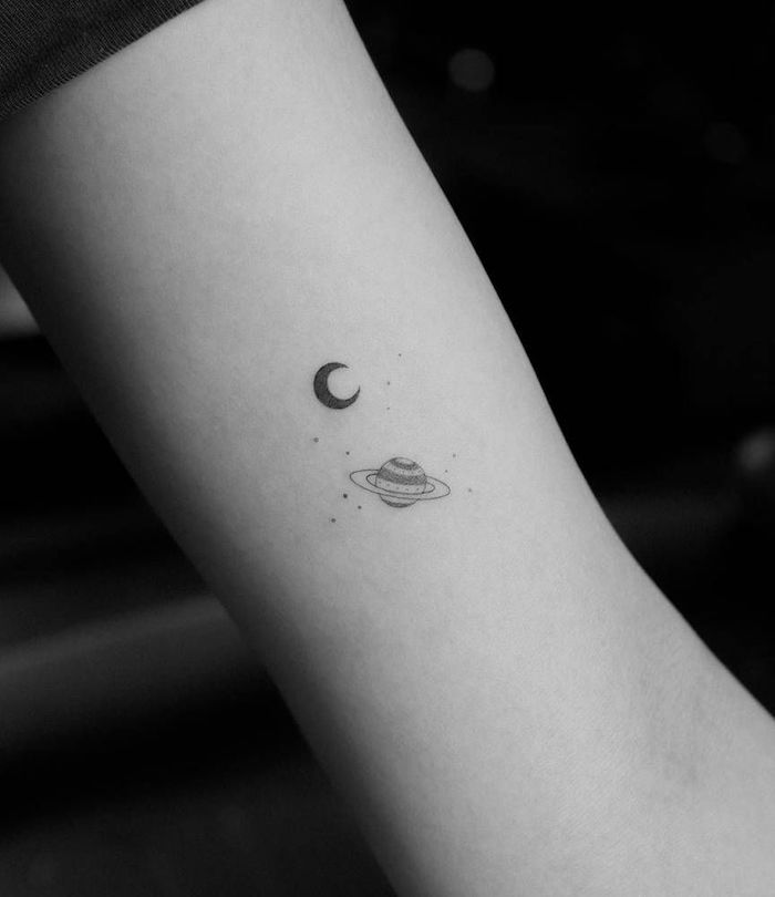 Mini Tattoos am Oberarm, Saturn und Halbmond, kleine Arm Tattoos zum Entlehnen 