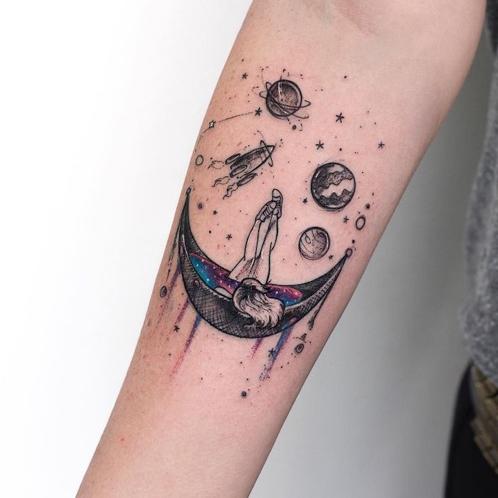 Tolles Tattoo am Unterarm, Mädchen in Hängematte, Planeten und Kometen, farbiges Tattoo 