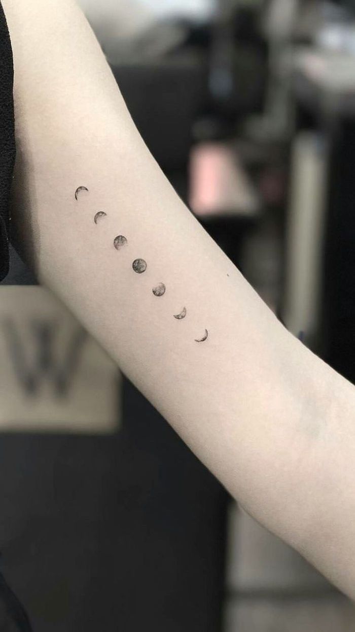 Mondphasen Tattoo am Oberarm, Ideen für kleine Tattoos zum Entlehnen, Mini Tattoos 