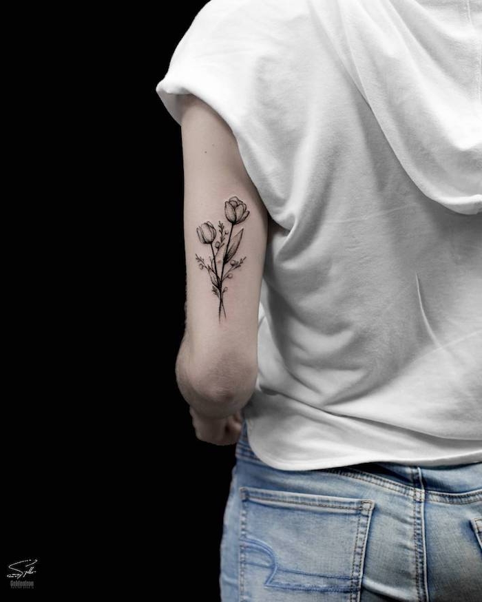 Blumen Tattoo Ideen, zwei Tulpen, weißes Shirt und Jeans, Tattoo Motive für Frauen 