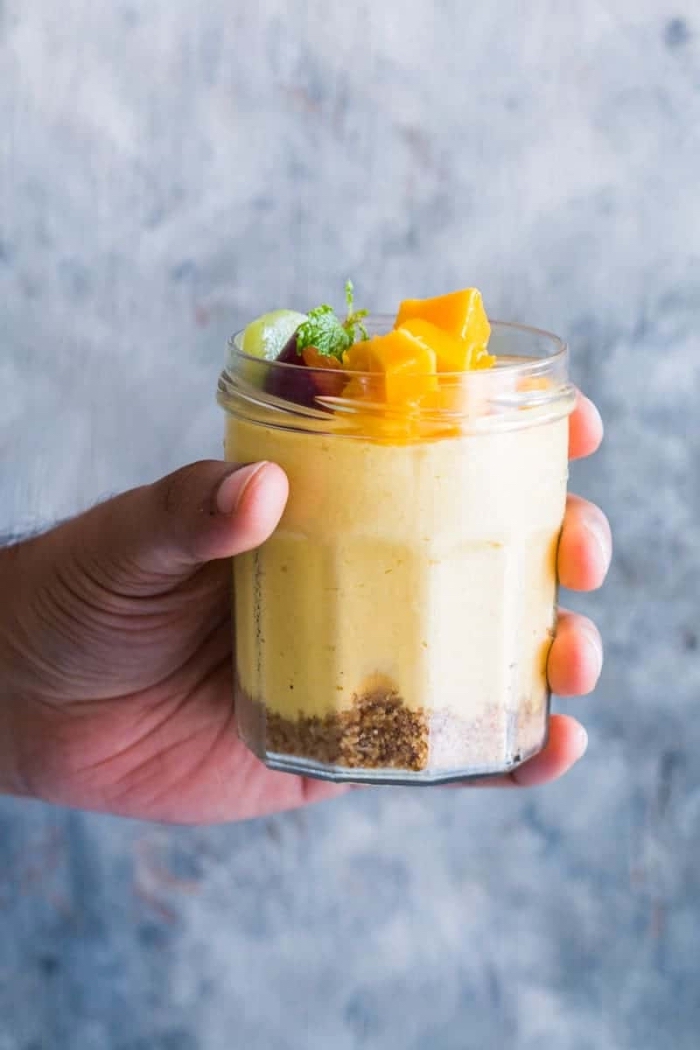party dessert im glas, cheesecake mit mango, nachtisch in eimmachglas rezept