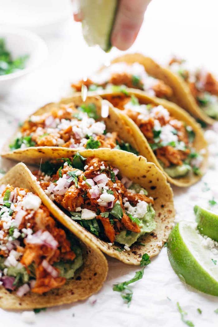 Tacos mit Limettensaft garnieren, schnelle und einfache Rezepte für leckeres Partyrezept 