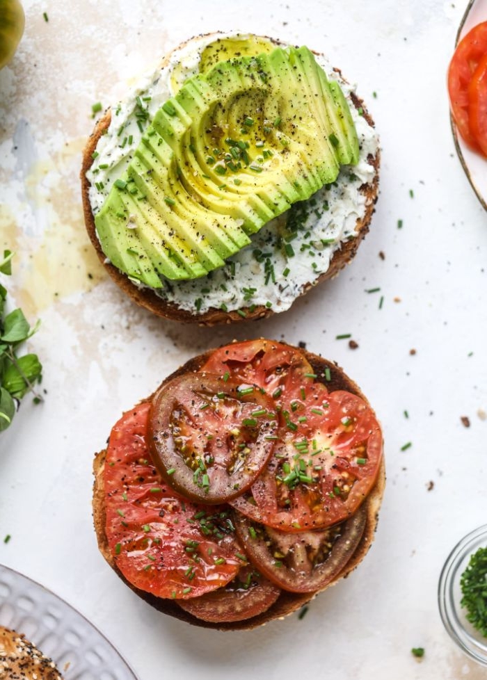 abendessen ideen, schnelle idee, abendbrot oder eiweißbrot sandwich mit tomaten und cottage avocado
