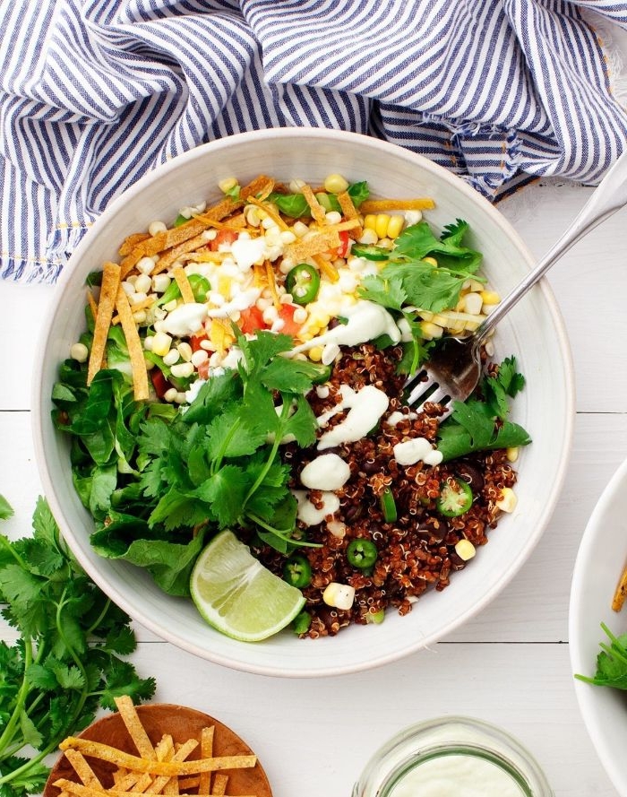 mittagessen vorschläge, eine schüssel mit salat quinoa, petersilie, mais und weiße soße