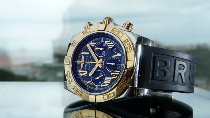 eine Luxusuhr von Breitling noch als Pilotenuhren bezeichnet, goldene und blaue Luxusuhr