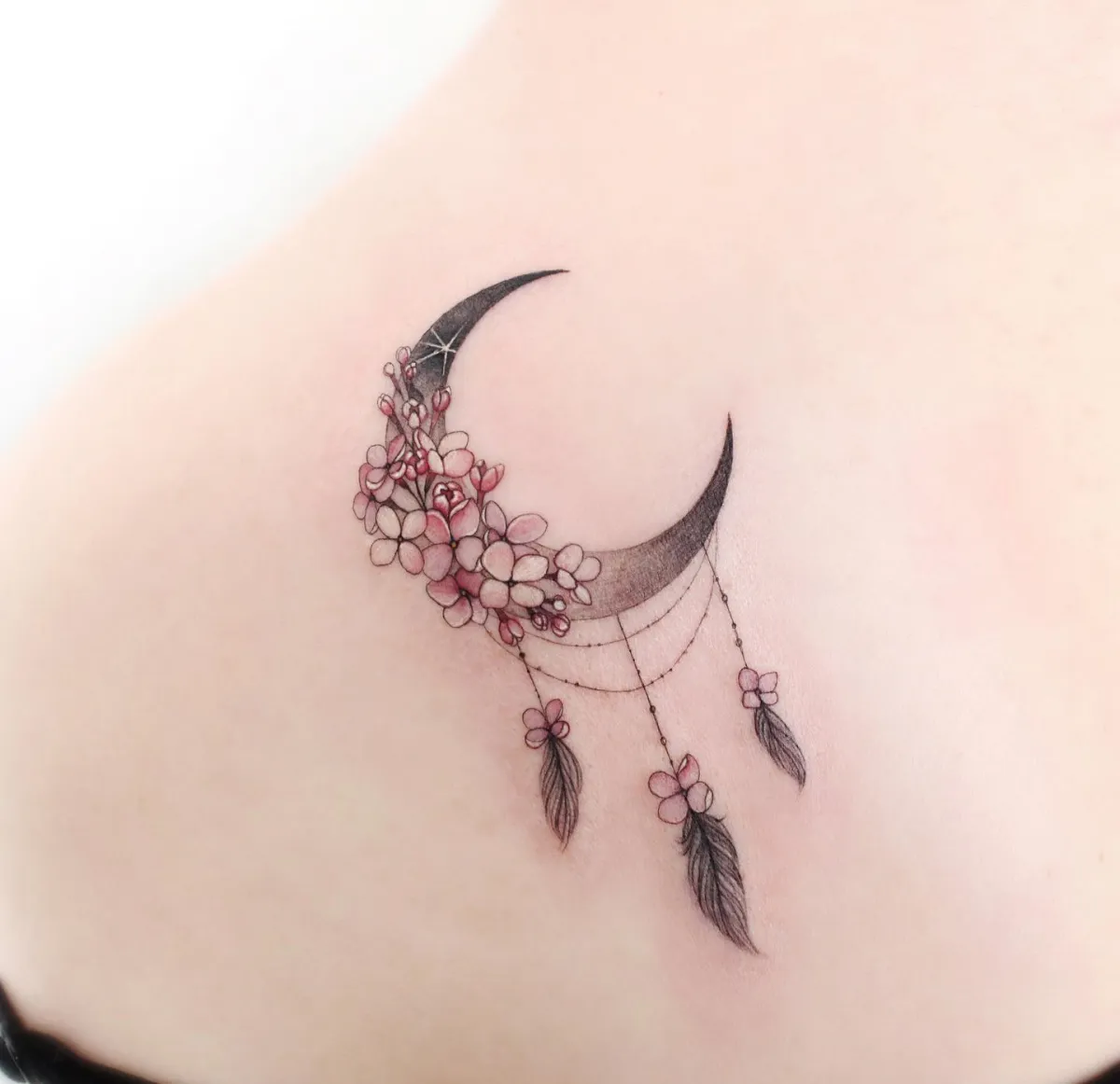 rücken tattoo feminin halbmond mit blumen traumfänger