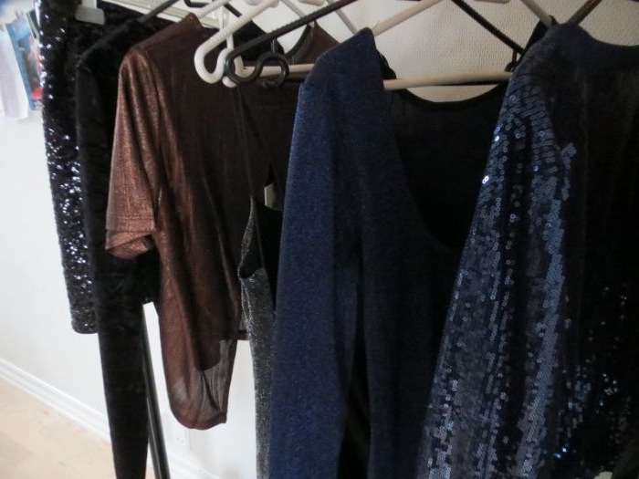 skandinavische mode marken, glitzer modelle, braune bluse, schwarze deko, garderobe