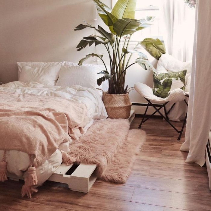 moderne schlafzimmer, die den hauch der ehemaligen zeiten tragen, rosa fell, palettmöbel, bett design, zimmerpflanze, rosa einrichtung