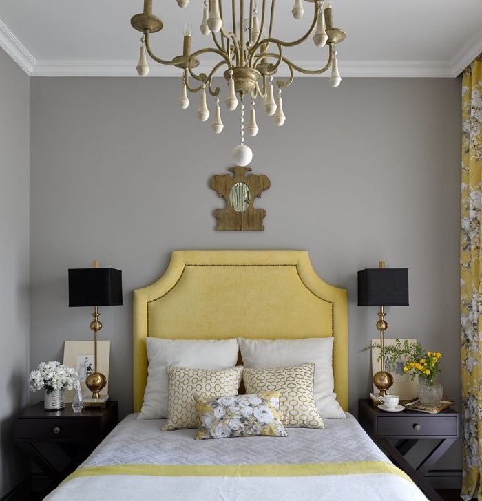 moderne schlafzimmer, ein schönes zimmer, gelbes design, lüster sieht man im vordergrund, zwei lampen
