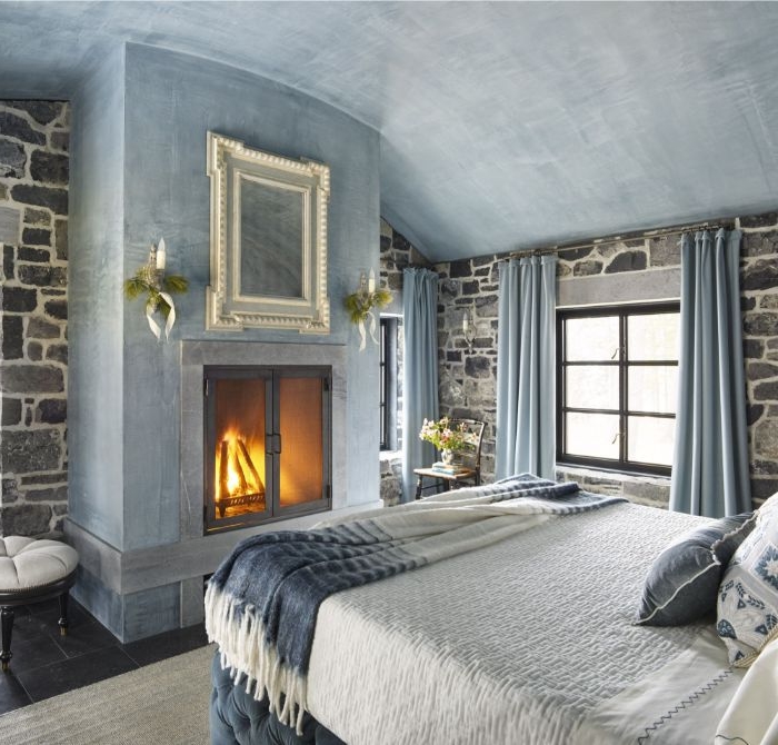 wandgestaltung schlafzimmer, ein graues design, kaminofen, doppelbett, dachschräge, blaue vorhänge