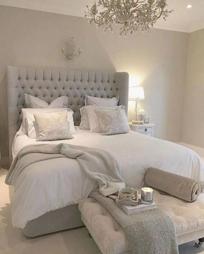 wandgestaltung schlafzimmer, weißes schlafzimmer, graues design sofa und großes doppelbett, deko