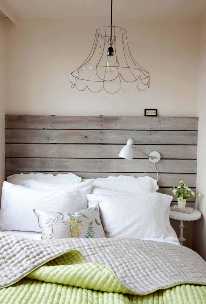schlafzimmer modern, weißes zimmerdesign, kissen, coole lampe mit metallenen rahmen