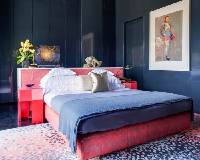 schlafzimmer komplett mit boxspringbett, rotes bett mit bleuer bettdecke, balance der energien und farben