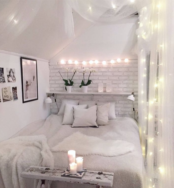 schöne schlafzimmer in skandinavischem einfarbigen stil, hellgraues zimmer mit kerzen und leuchten als deko