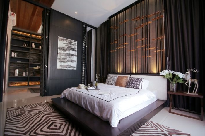 schöne schlafzimmer, weiße bettwäsche und design beim dunklen zimmer, schwarze und braune wände