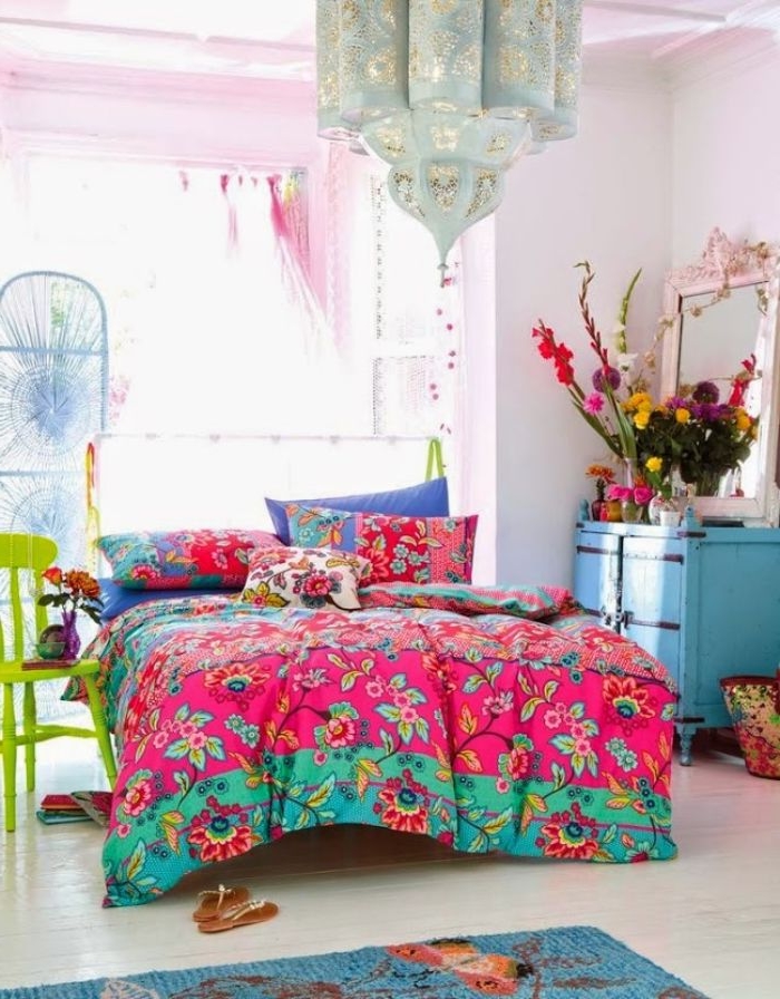 deko ideen schlafzimmer, buntes zimmerdesign, bettdecke, zimmerpflanzen deko blumenstrauß