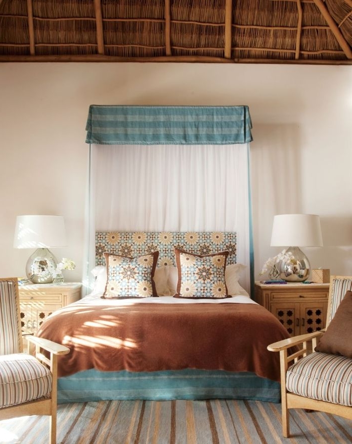 deko ideen schlafzimmer, zimmer in neutralen farben gestalten, beige und blau, kleine deko elemente an den kissen