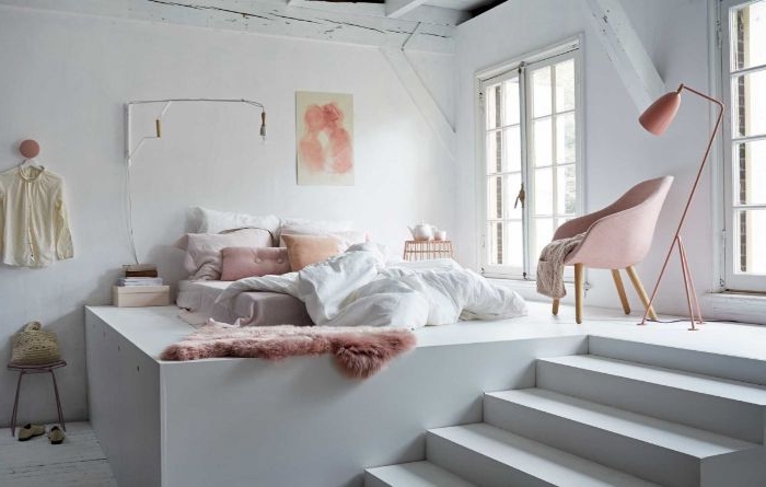 ankleidezimmer idea, kreative hausgestaltung auf mehr ebenen, treppe zum schlafbereich, weiß und rosa zimmer