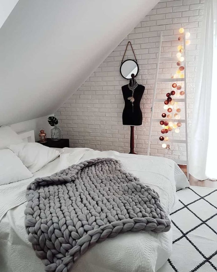 deko ideen schlafzimmer, selbst gestrickte bettdecke, decke grau handgestricken, ständer, mannequin, treppe mit lichter deko