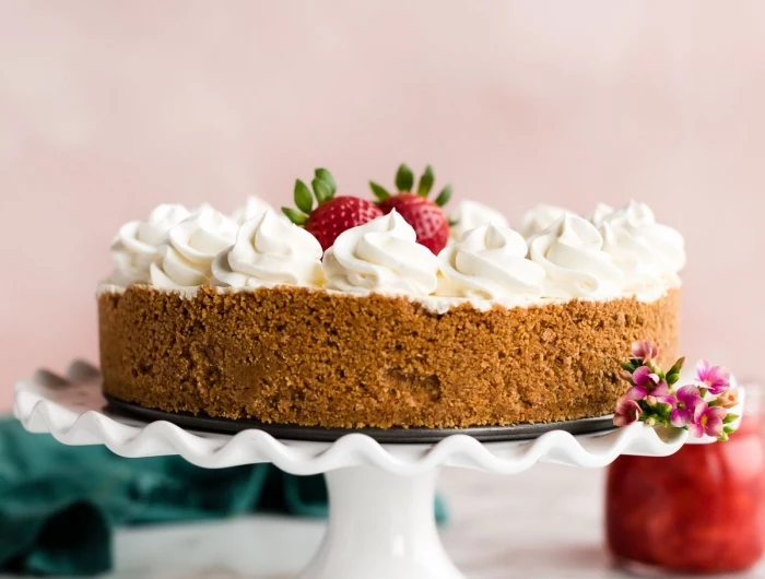 schnelle kuchen ohne backen erdbeerkuchen torte mit keksboden vanillesahne erdbeeren